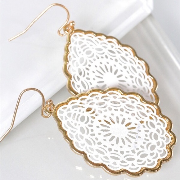 🆕 Mandala Tear Drop Earrings - White - Picture 2 of 2